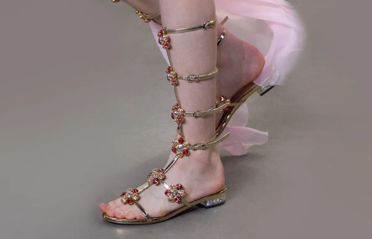 صندل بأربطة من جيامباتيستا فالي Giambattista Valli