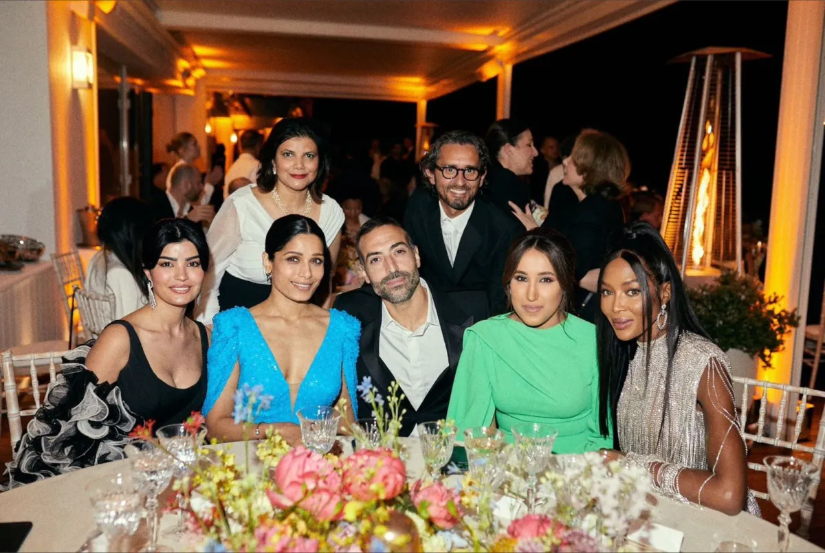 (من اليمين إلى اليسار) نعومي كامبل، جمانا الراشد، سيمون مارشيتي، محمد التركي، بانديا مالهوترا، فريدا بينتو، شيفاني و ميلا الزهراني في مهرجان البحر الأحمر السينمائي الدولي 'Women's Stories Gala' - تصوير:  ( Carl Halal )