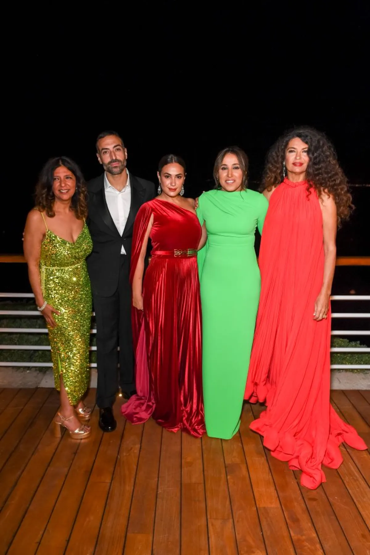 (من اليمين إلى اليسار) عفاف جنيفان، جمانا الراشد، هند صبري، محمد التركي وكوثر بن هنية في حفل مهرجان البحر الأحمر السينمائي الدولي "Women's Stories Gala" (المصدر: Dave Benett / Getty Images for Red Sea IFF)