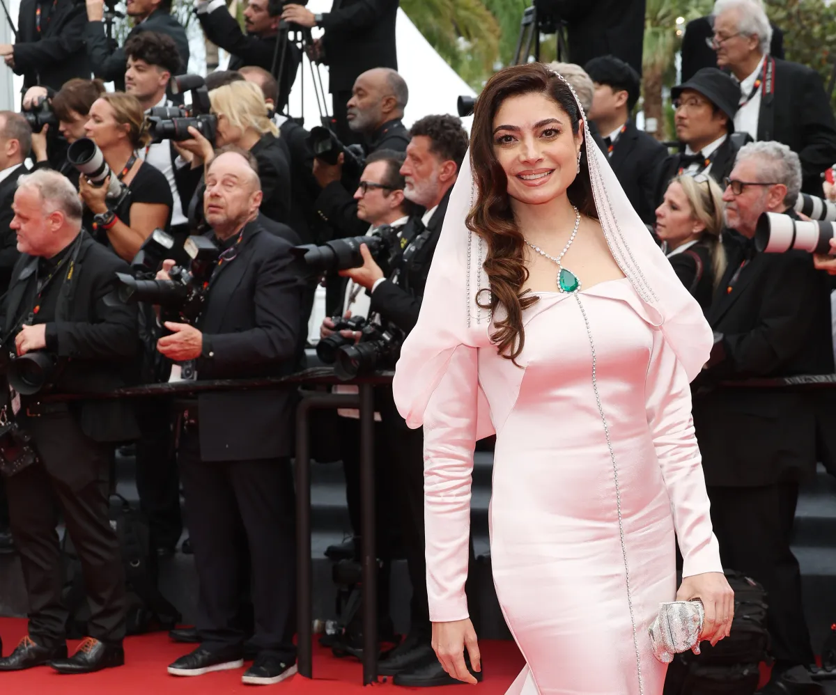 مصممة الأزياء السعودية الموهوبة هنيدة صيرفي بمجوهرات شوبارد الفاخرة