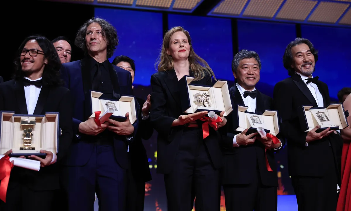   من اليسار فان ثين آن من اليسار Pham Thien An,كوانتين تارانتينو Quentin Tarantino, جوناثان غلايزر Jonathan Glazer, جوستين ترييت Justine Triet, Kore-Eda Hirokazu كوجي ياكوشو Koji Yakusho في حفل ختام مهرجان كان بدورته الـ76 of the 76th, (Photo by Valery HACHE / AFP)