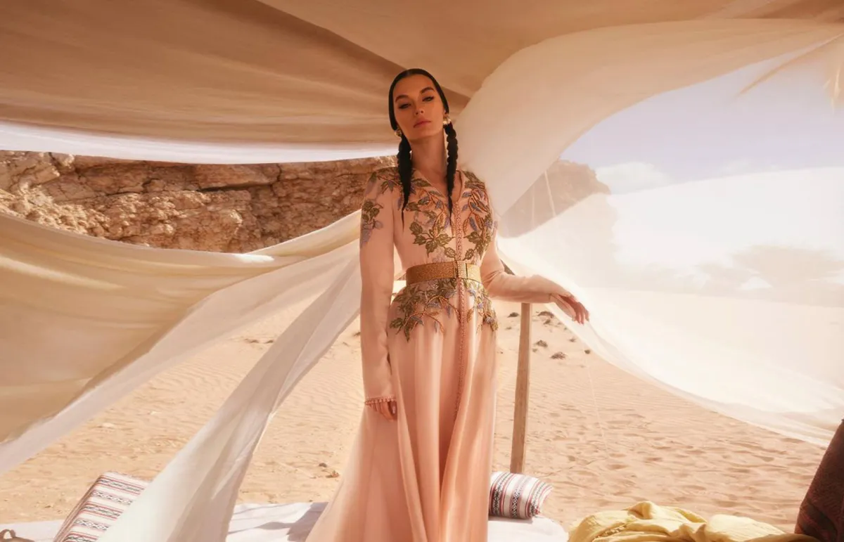 قفاطين بألوان وتطريزات ناعمة