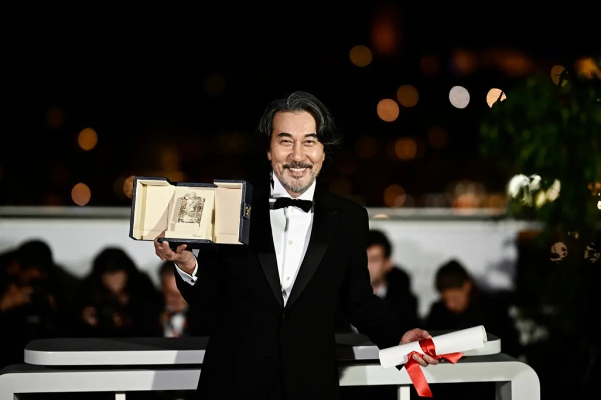  الممثل الياباني Kôji Yakusho يتسلم جائزته في مهرجان كان السينمائي (مصدر الصورة :  LOIC VENANCE / AFP)