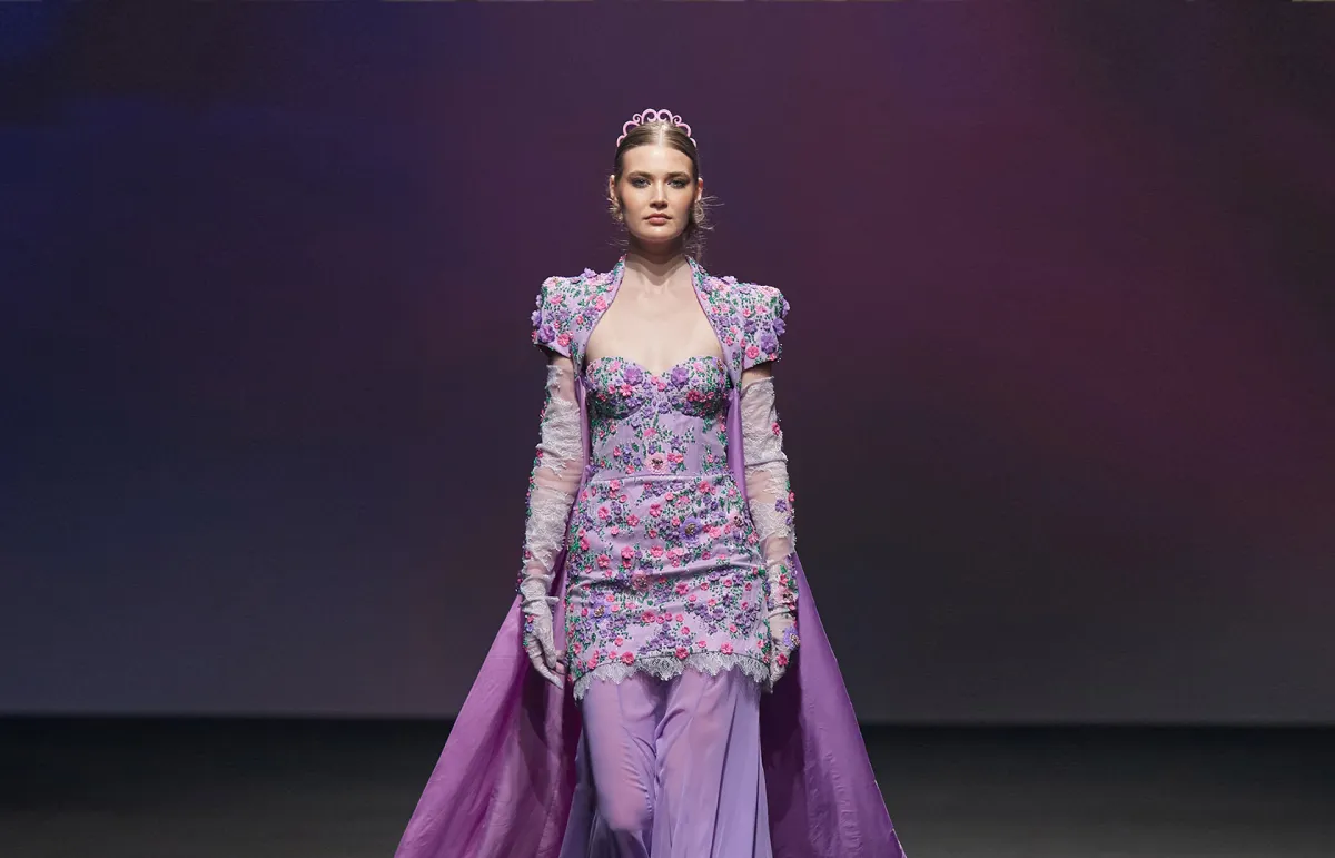 فستان خطوبة بذيل طويل من كارولينا كاي Karolina K