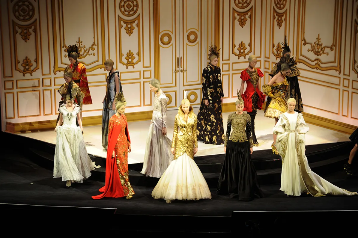 من عرض جوائز CFDA عام 2010 في مركز لينكولن Lincoln في نيويورك وفيه مجموعة من تصميم ألكسندر ماكوين Alexander McQueen  (مصدر الصورة : Andrew H. Walker/Getty Images)