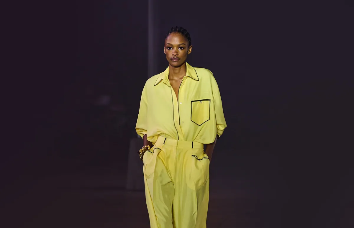 تنسيق البنطلون الأصفر للمحجبات.. من بالي Bally