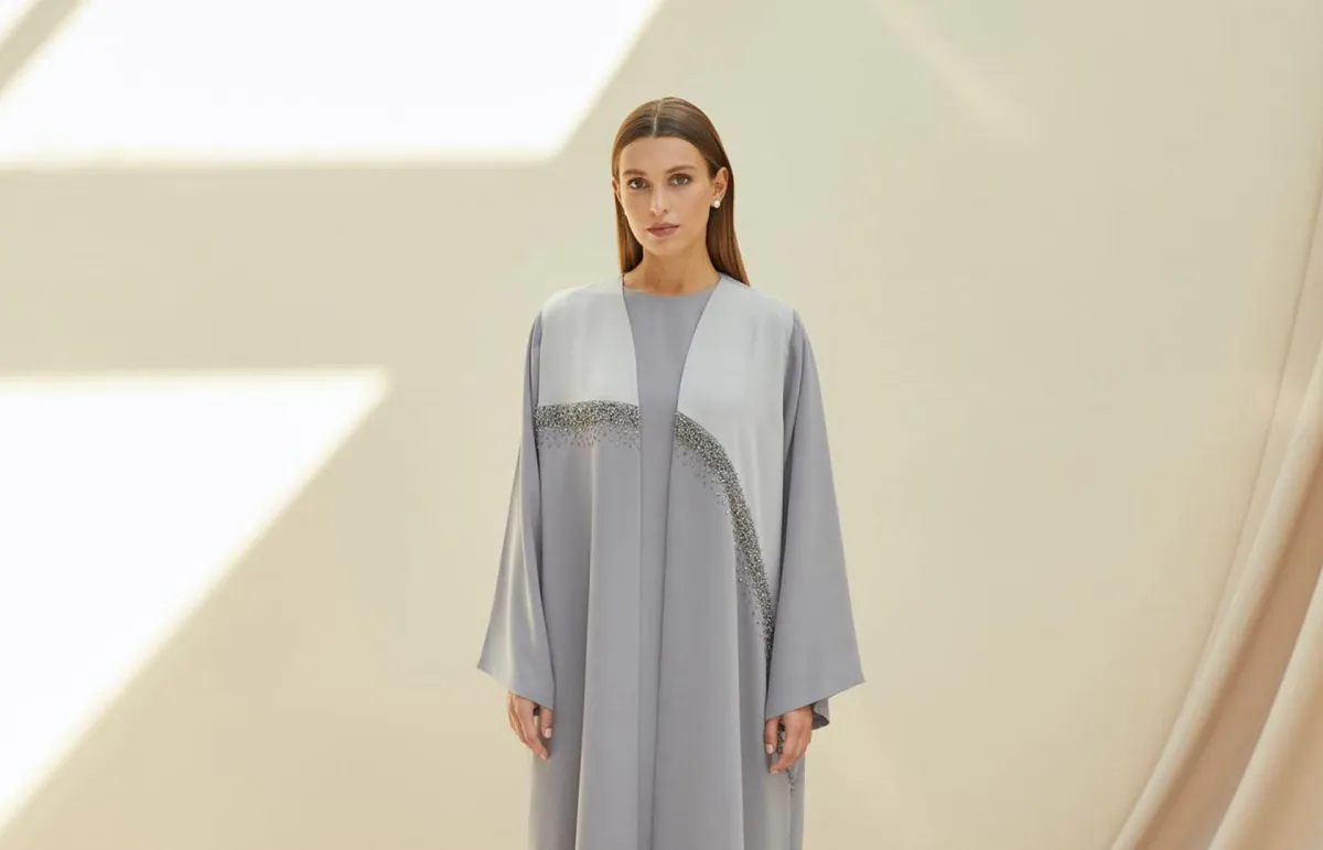 عباية خليجية باللون الرمادي من Wa  Dubai 