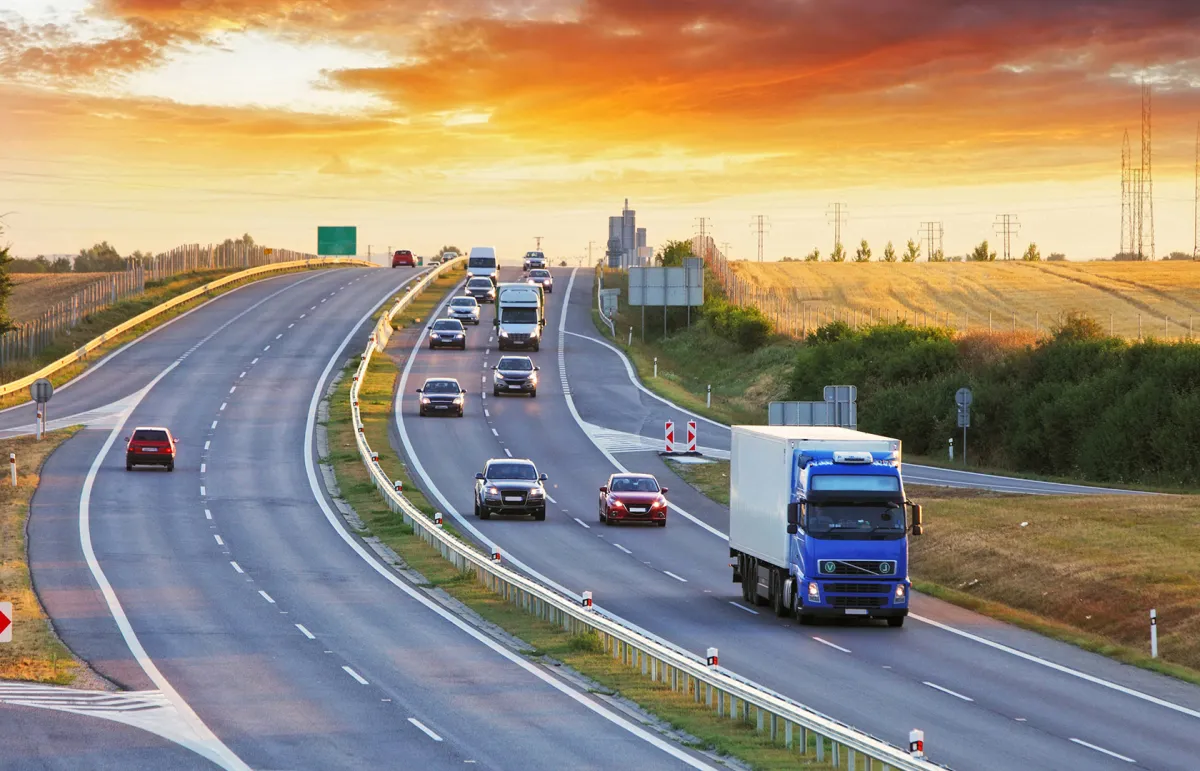 كل ما ترغب بمعرفته عن مسافة الأمان بين السيارات وطريقة حسابها - Shutterstock