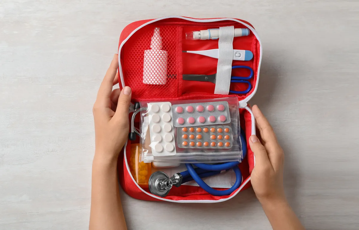 أدوية يحتاجها الحجاج أثناء أداء مناسك الحج.. لوضعها داخل حقيبة خاصة (المصدر: Shutterstock)