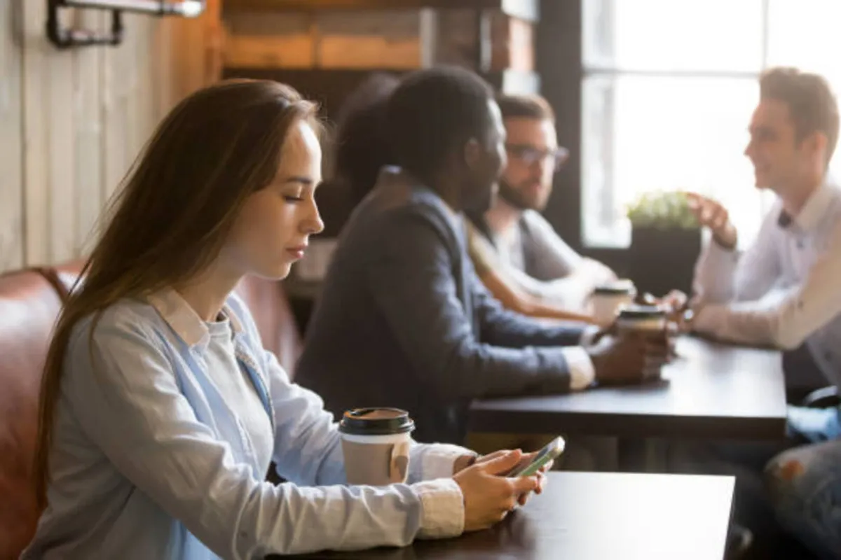 كيف اتعامل مع شخص يتجاهلني