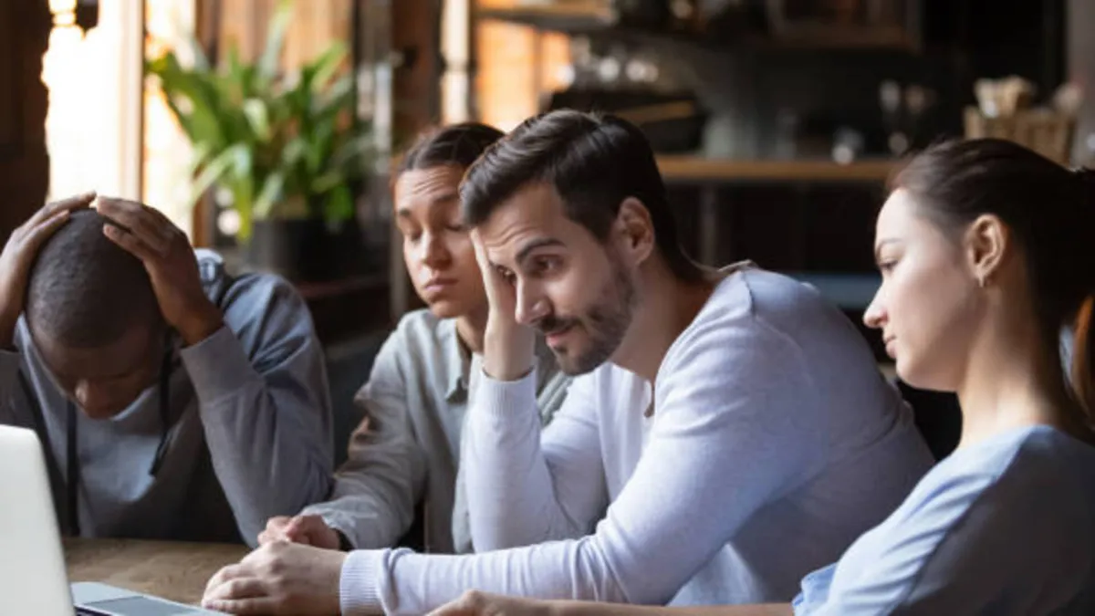 كيف اتعامل مع شخص يتجاهلني