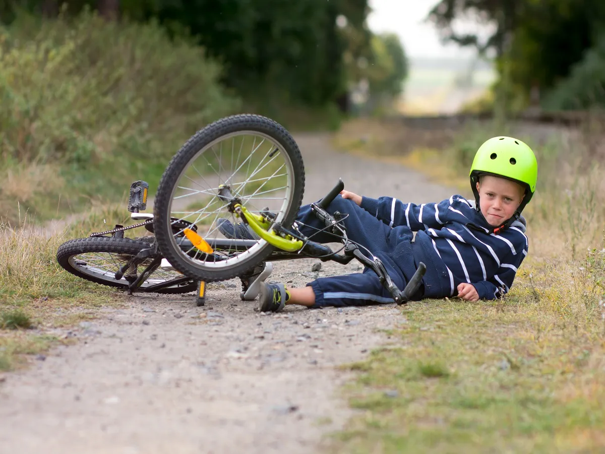صورة لطفل سقط من على الدراجة