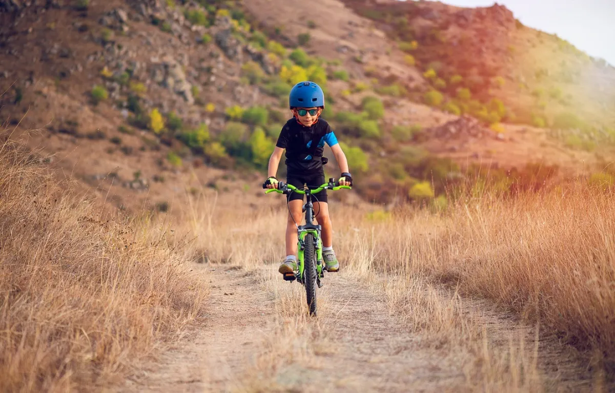 صورة لطفل يركب الراجة