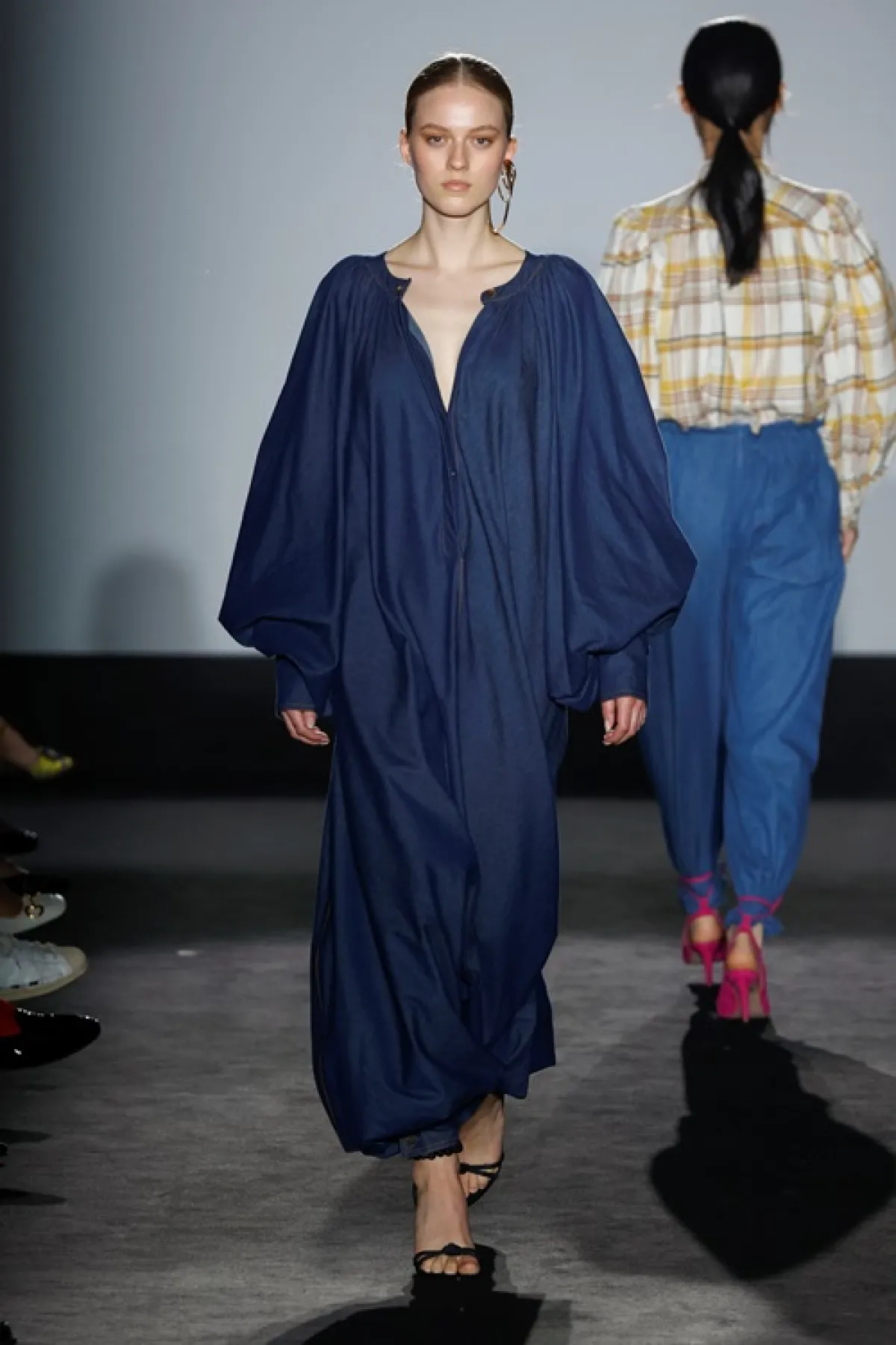 إطلالة باللون الكحلي من لايبل إيديشن Label Edition