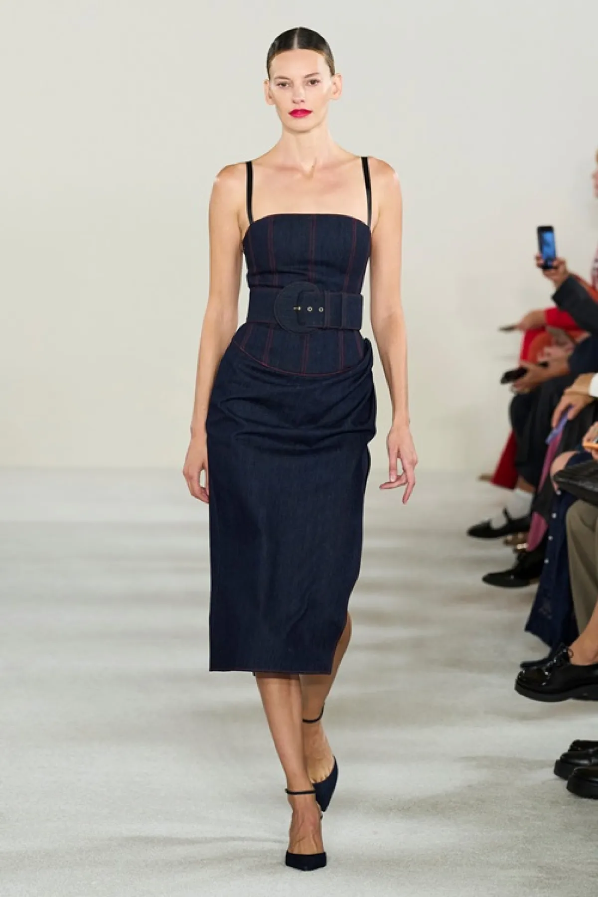 إطلالة باللون الكحلي من كارولينا هيريرا Carolina Herrera