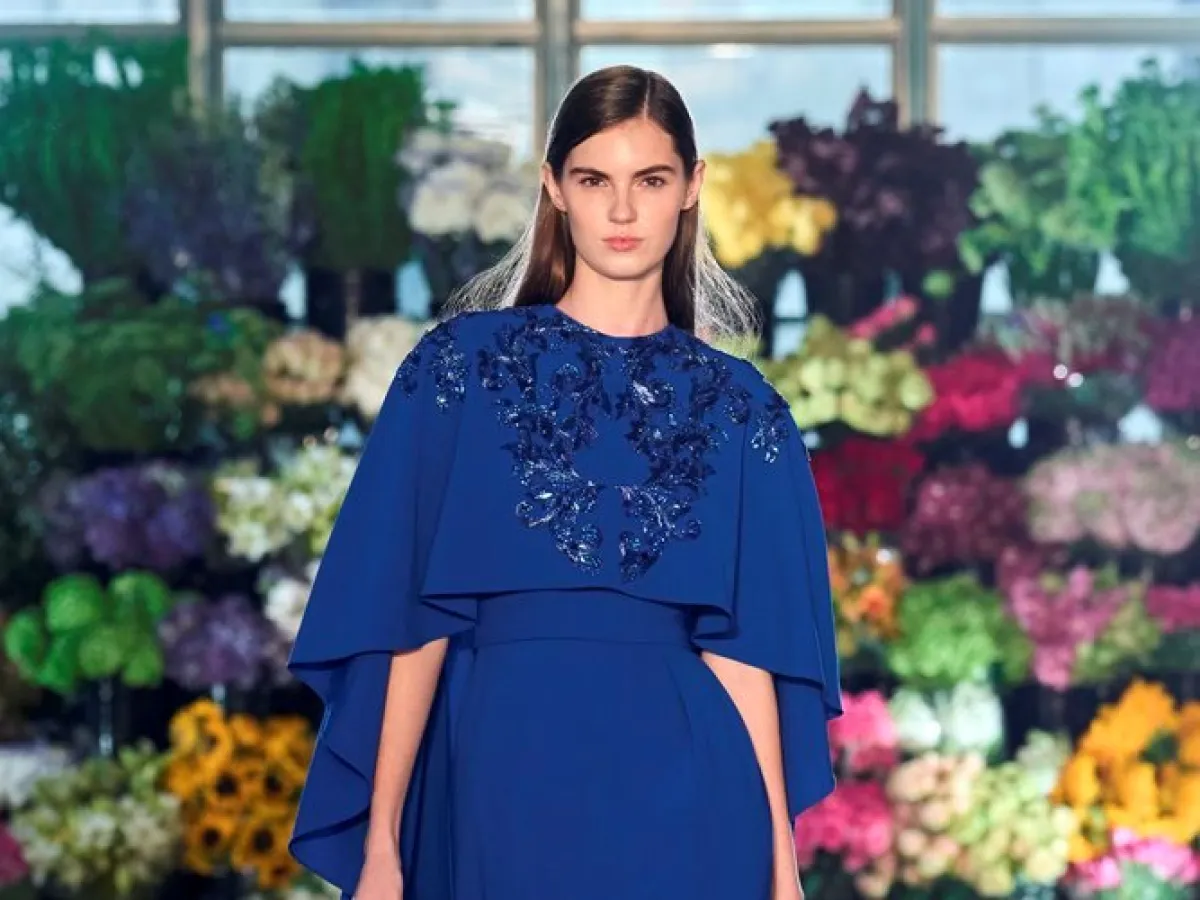 إطلالات باللون الكحلي لربيع 2023 من باميلا رولاند Pamella Roland