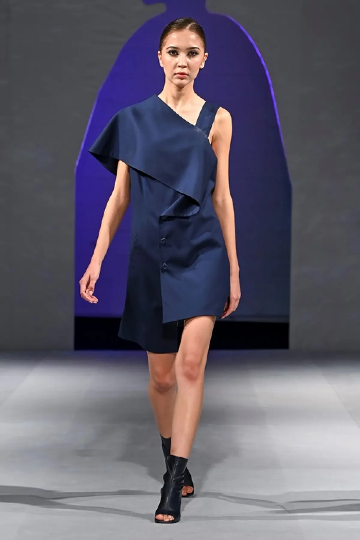 إطلالة باللون الكحلي من لي سانغ بونغ Lie Sang Bong