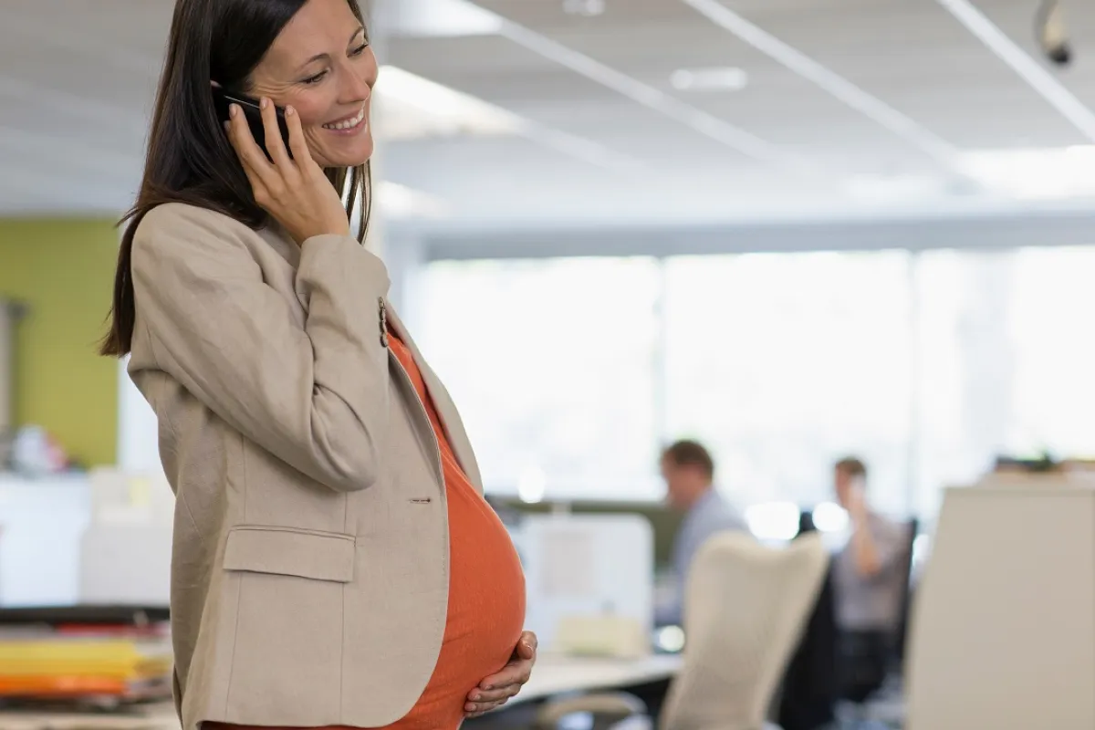 صورة لامرأة حامل تتكلم في الهاتف