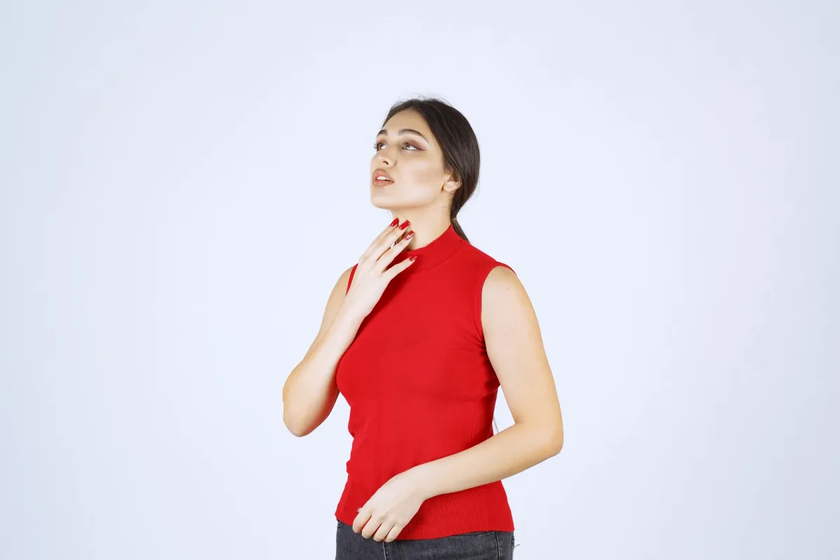 أسباب بلع الريق المتكرر النفسية عديدة..اكتشفيها لتجنب المحفزات (المصدر: Freepik)