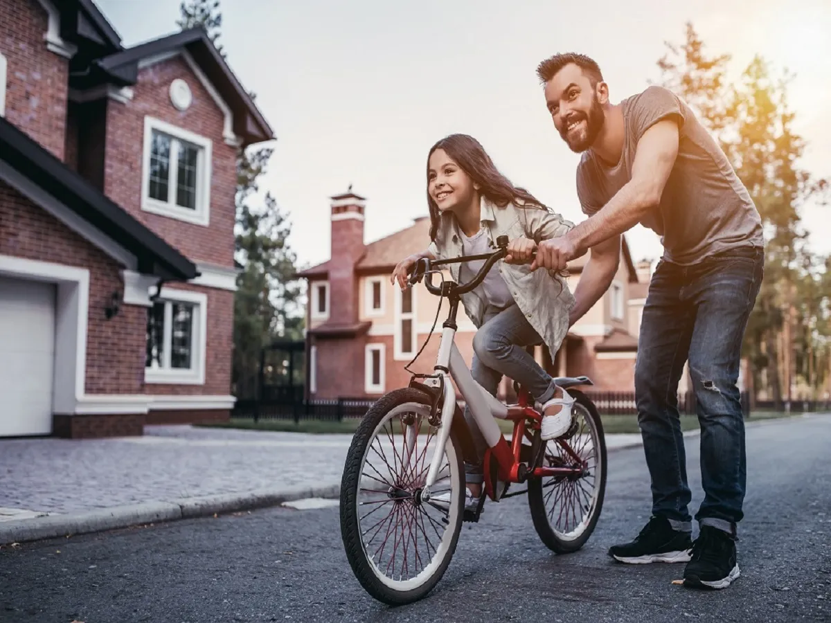 صورة لأب يلعب مع ابنته