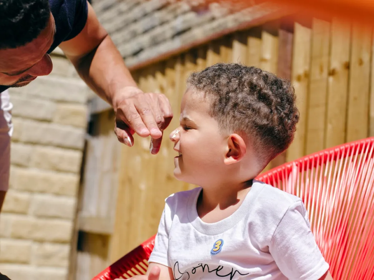 صورة لوضع كريم واقي الشمس