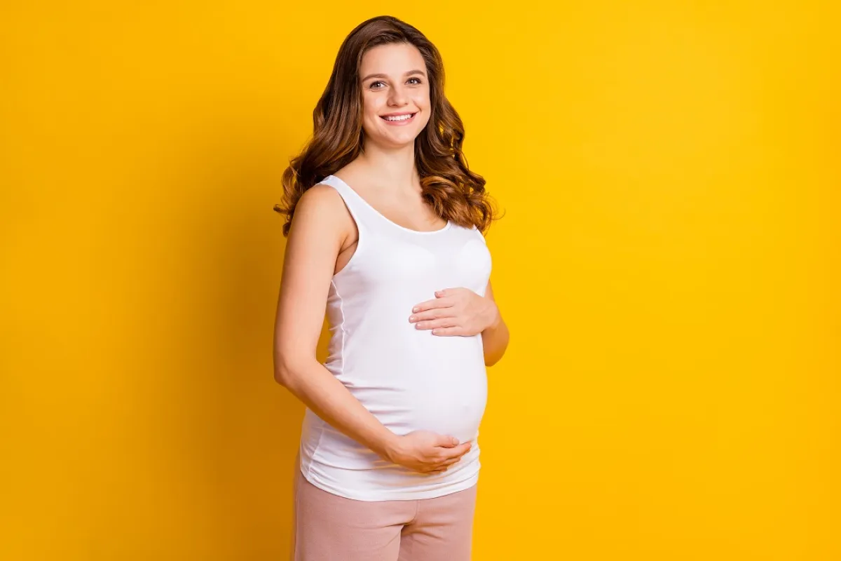 صورة لحامل تسمع بيديها حركة نشاط الجنين