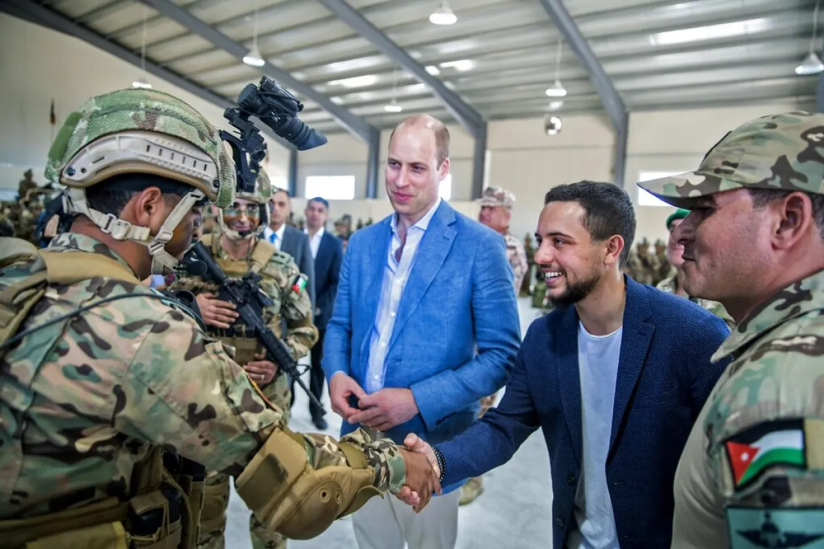 الأمير ويليام والأمير الحسين Crown Prince Hussein bin Abdullah and Prince William خلال زيارة الأول للأردن عام 2018 (مصدر الصورة: Jordanian Royal Palace / AFP)