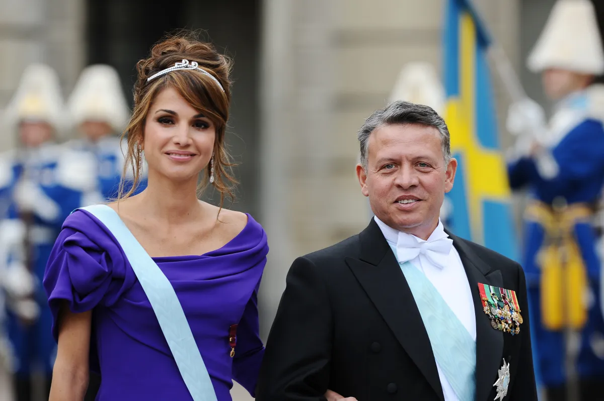 الملك عبدالله الثاني والملكة رانيا خلال حضور زفاف أمير السويد فيكتوريا ودانيال ويستلينغ في السويد Queen Rania of Jordan and King Abdullah of Jordan attend the wedding of Crown Princess Victoria of Sweden and Daniel Westling on  Sweden (مصدر الصورة: Stephane Cardinale/Corbis via Getty Images)