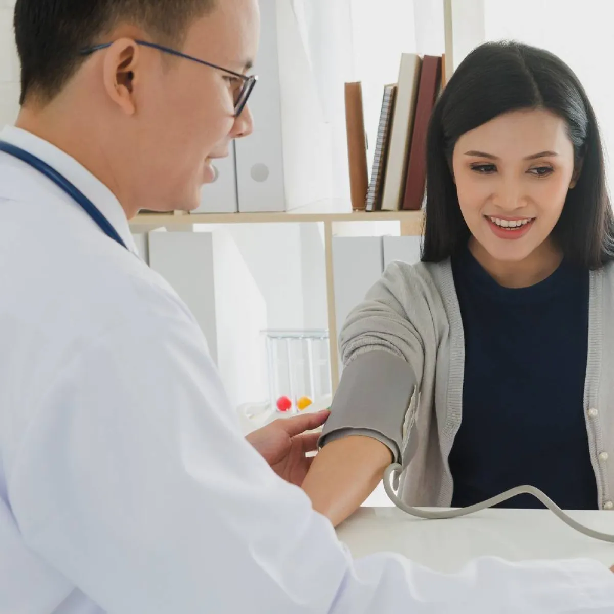 صورة لحامل تقيس مستوى ضغط الدم