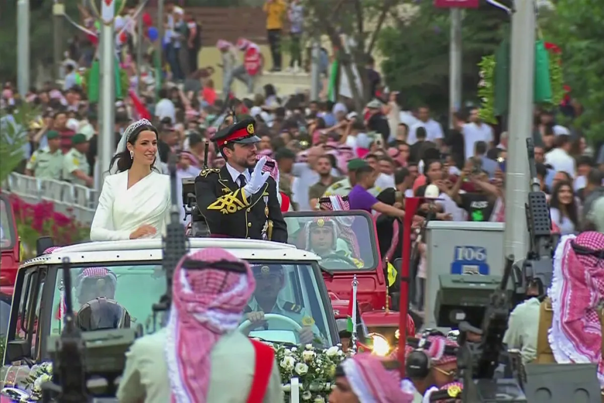 الأمير الحسين والأميرة رجوة الحسين Crown Prince Hussein and his wife Saudi Rajwa al-Seif يجولان شوارع الأردن في الموكب الأحمر( مصدر الصورة  Jordanian Royal Palace / AFP)