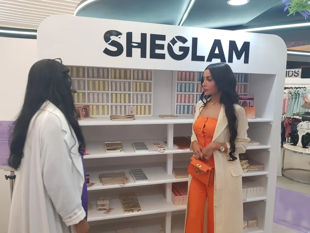 خبيرة التجميل شوق القحطاني في جناح مستحضرات التجميل SHEGLAM