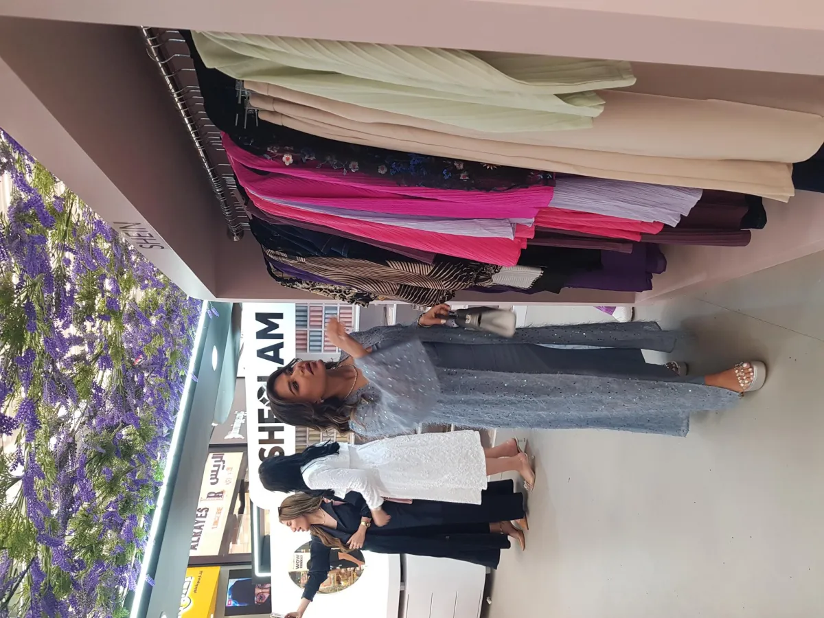 المؤثرات يطلعن على القطع المعروضة