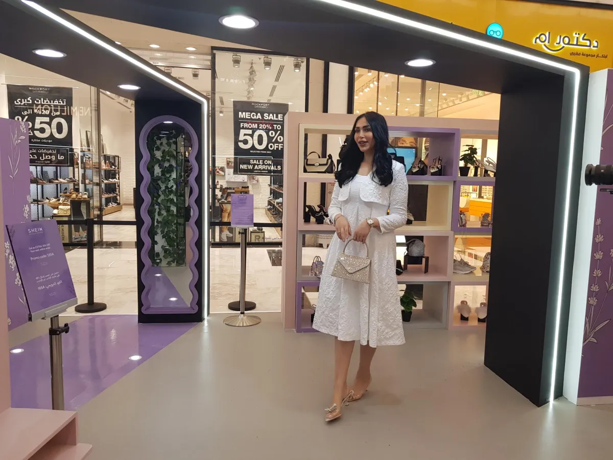 المؤثرات يطلعن على القطع المعروضة 