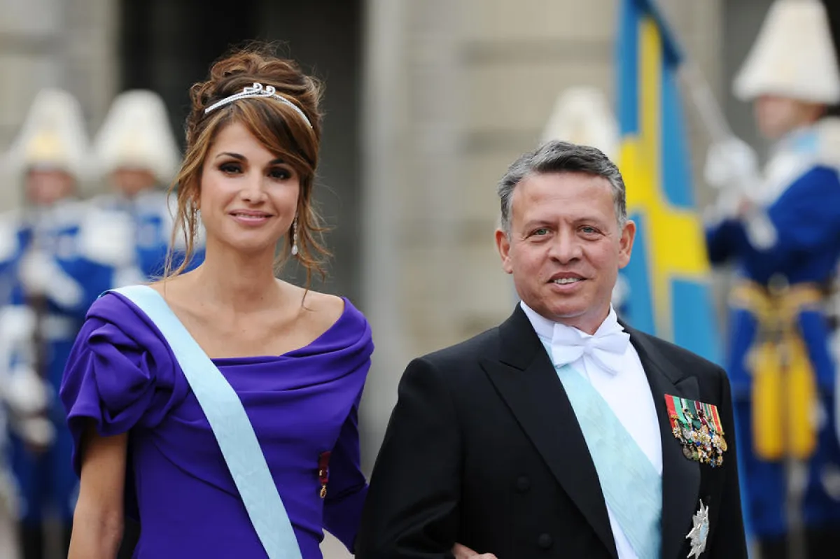  الملك عبدالله الثاني والملكة رانيا خلال حضور زفاف أمير السويد فيكتوريا ودانيال ويستلينغ في السويد Queen Rania of Jordan and King Abdullah of Jordan attend the wedding of Crown Princess Victoria of Sweden and Daniel Westling on Sweden (مصدر الصورة: Stephane Cardinale/Corbis via Getty Images)