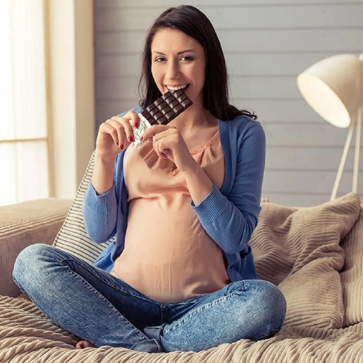 صورة لحامل تتناول الشوكولاتة بنهم