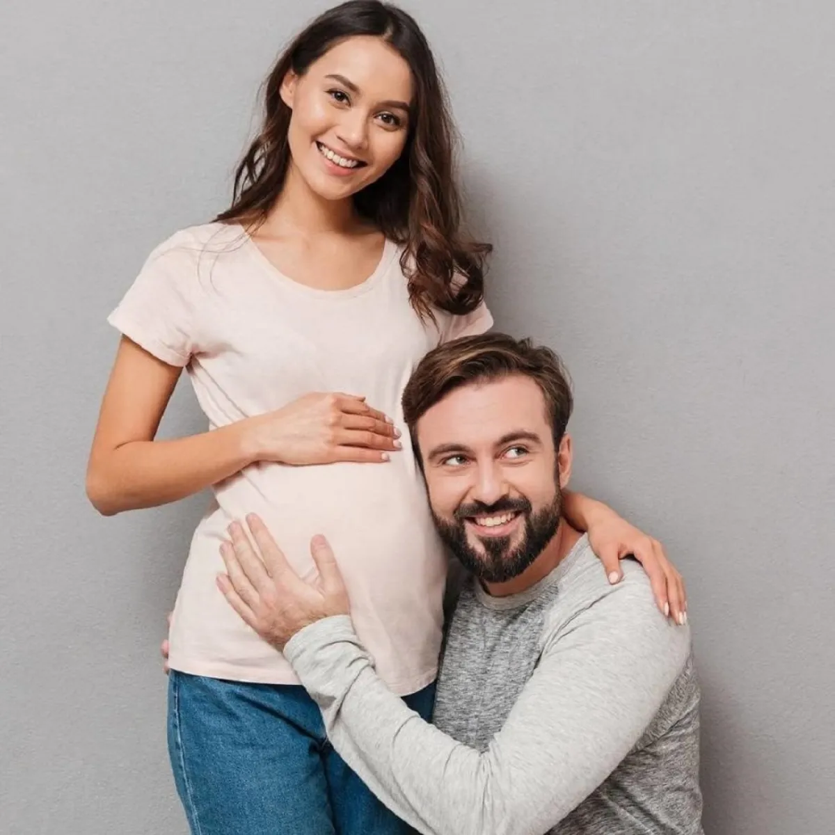 صورة لزوجين ينتظران المولود