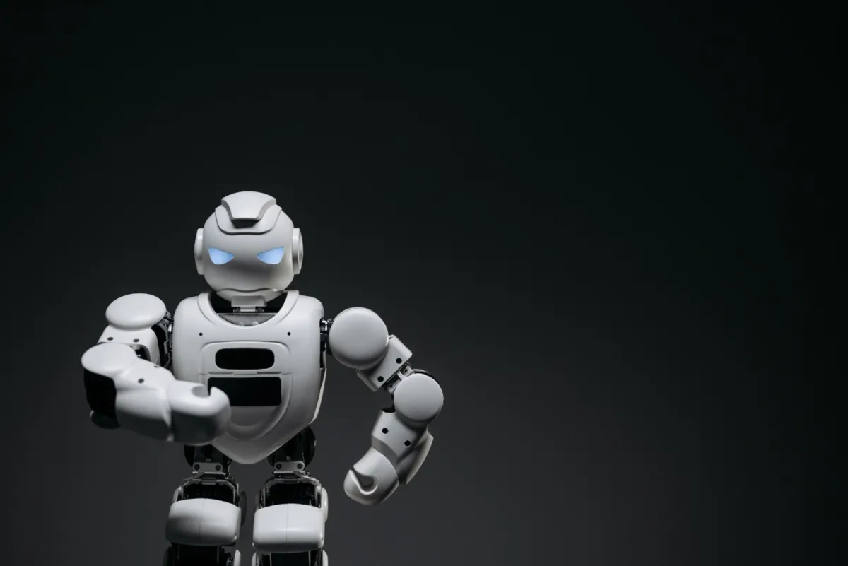 روبوت الذكاء الاصطناعي Ai-Da في معرض الأدوات المنزلية London Design Biennale