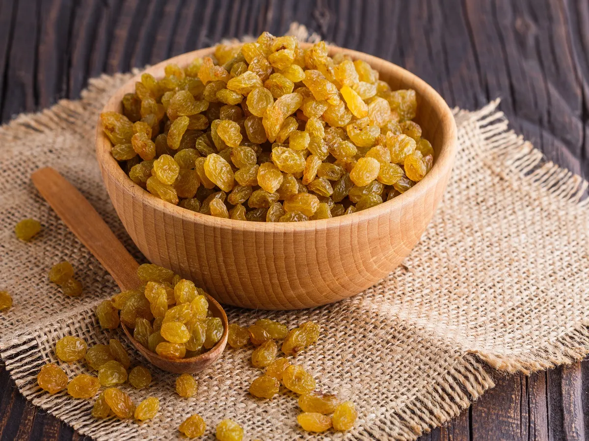 صورة لطبق يحتوي على الزبيب