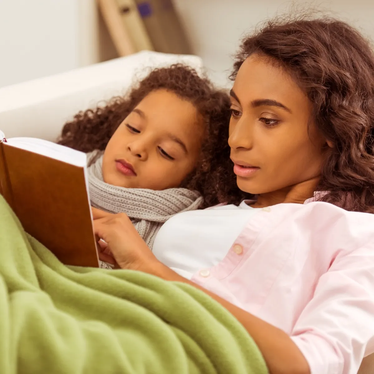 صورة لأم تقرأ حكاية قبل النوم