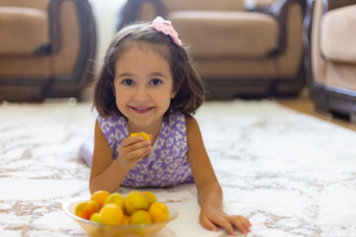 صورة لطفلة تحب ثمار المشمش