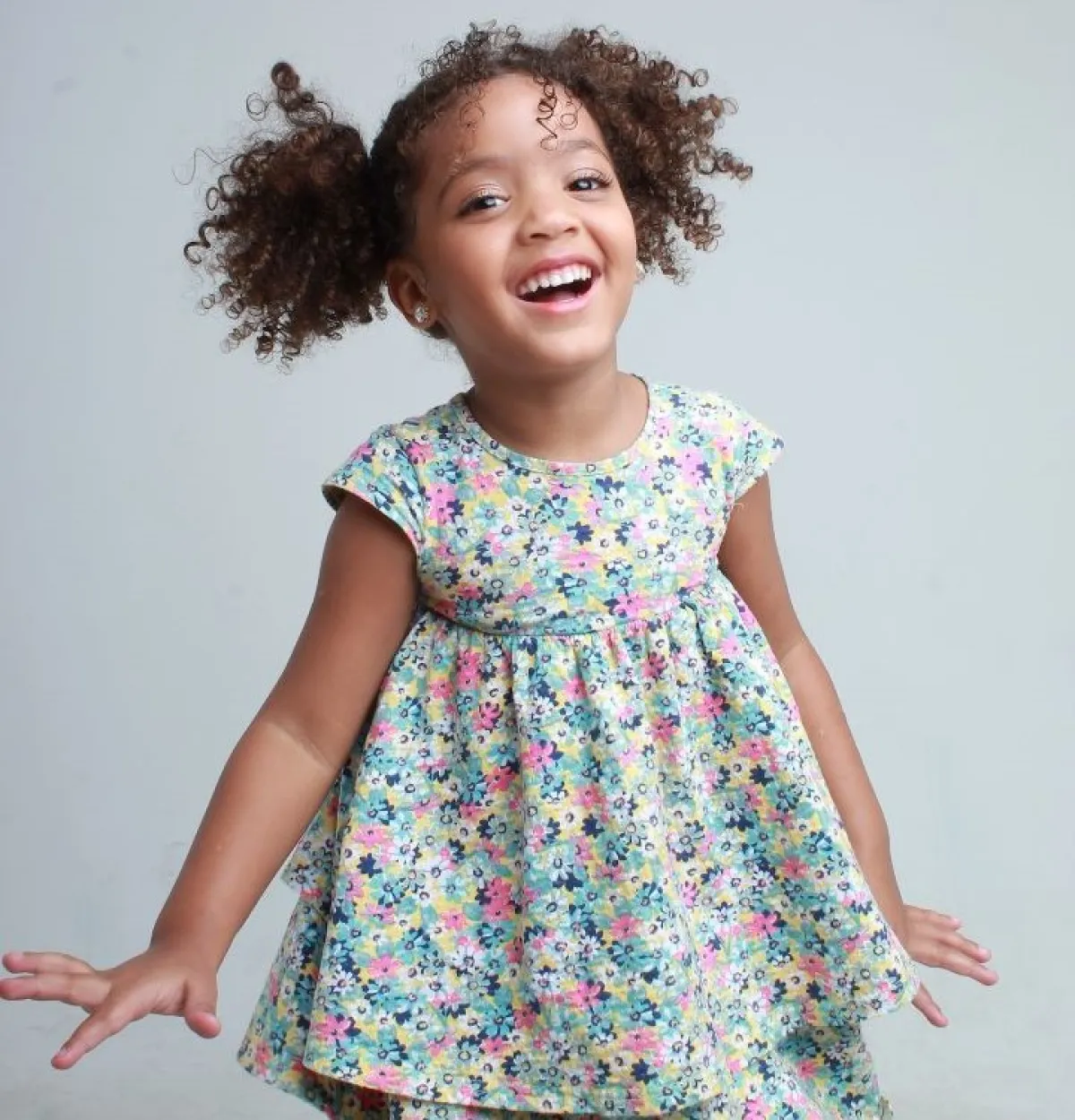 صورة فتاة بملامح عربية