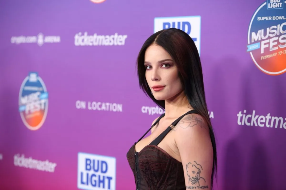 هالسي (Halsey). مصدر الصورة: Jesse Grant/Getty Images for Bud Light/AFP