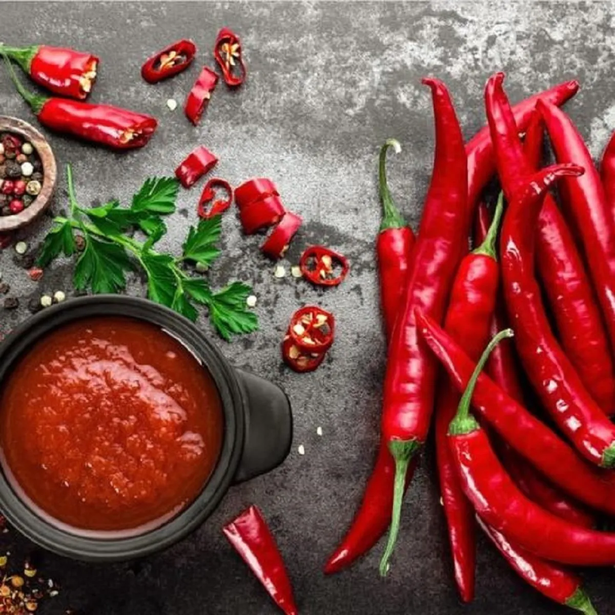 صورة تعبيرية لاستخدام الفلفل الأحمر الحار