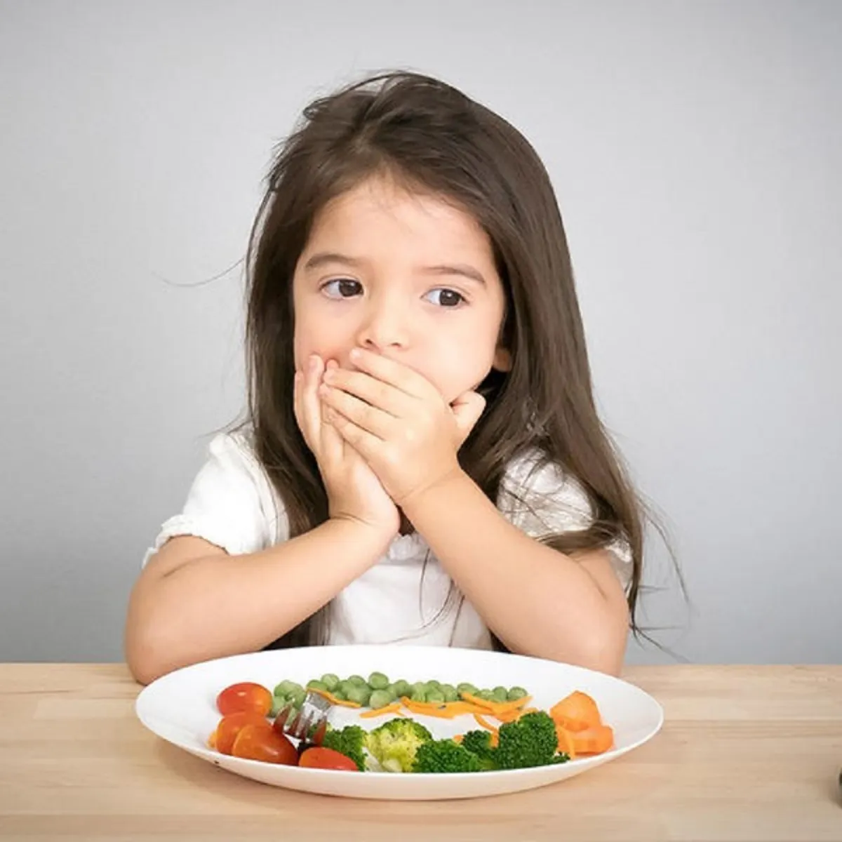 صوة لطفلة ترفض تناول الطعام