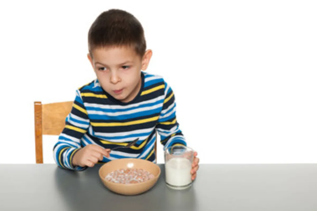 صورة لطفل يختار خياراً سيئاً للفطور بتناول رقائق بالشوكولاتة