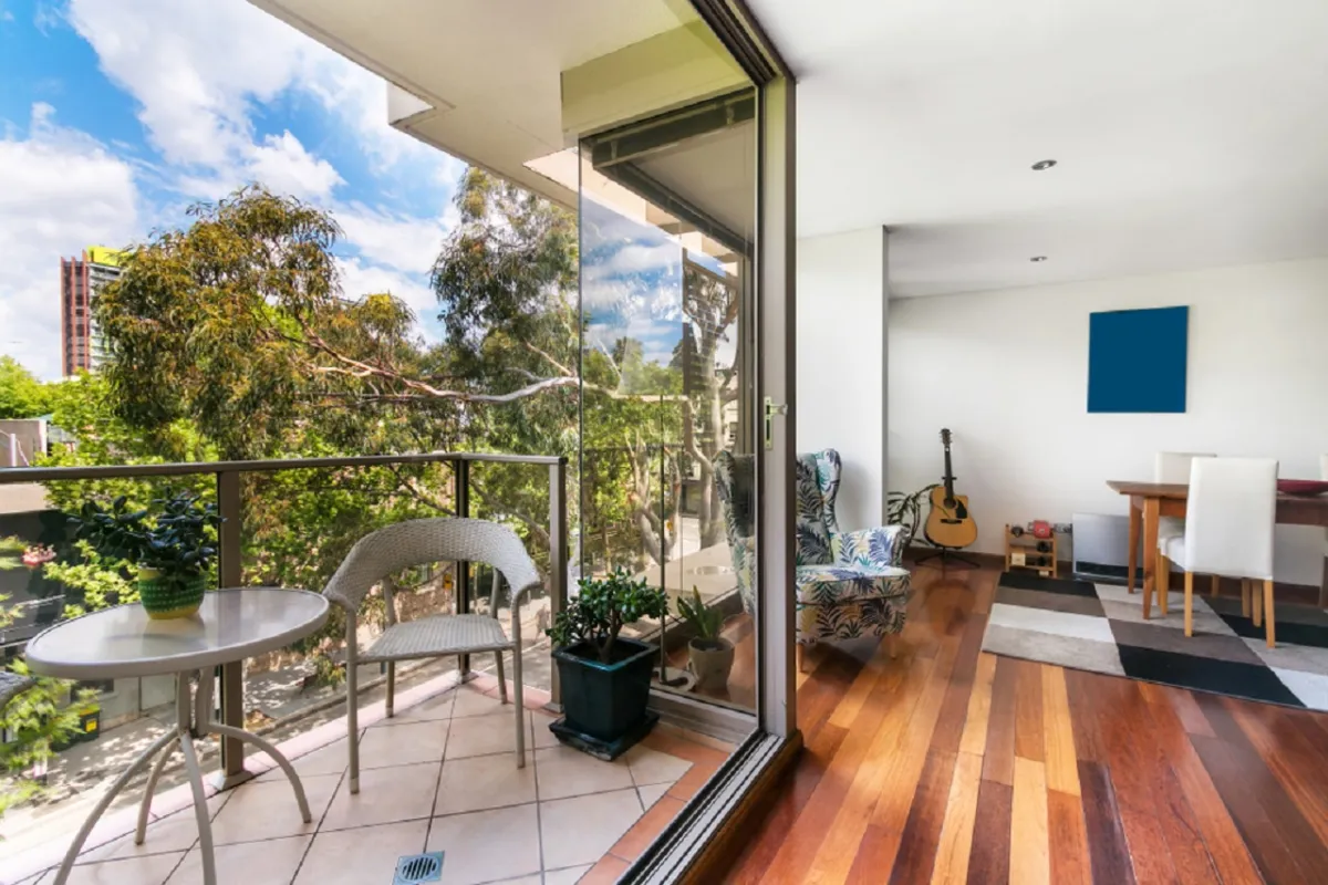 ديكور الشرفة، يختلف لناحيتي المواد والألوان، مُقارنة بالعناصر الواضحة في دواخل المنزل