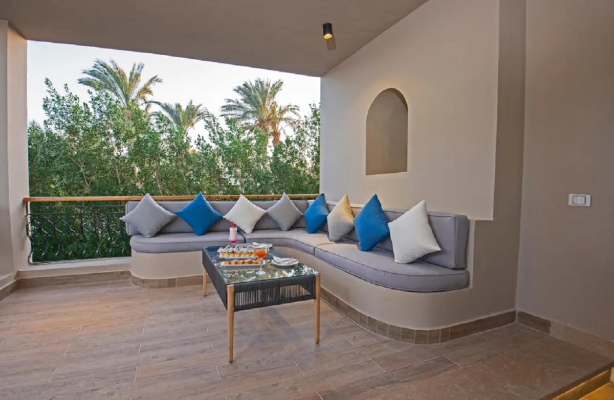 أثاث مبني على البلكونة