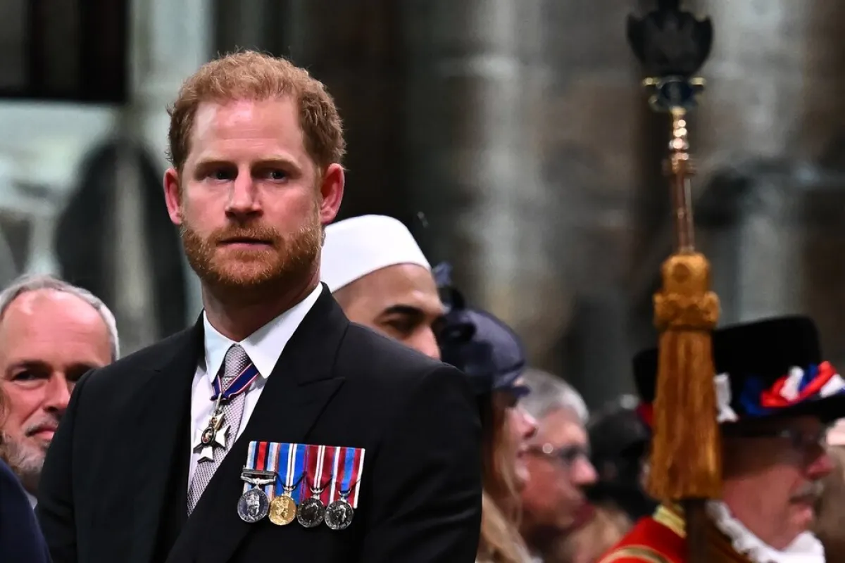 الأمير هاري Prince Harry في حفل تتويج والده (مصدر الصورة Ben Stansall / POOL / AFP)