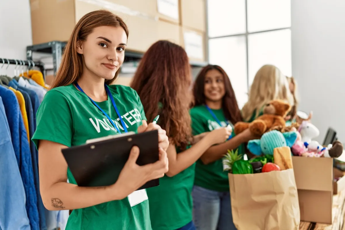 صورة لفتيات في مبادرة للتبرع