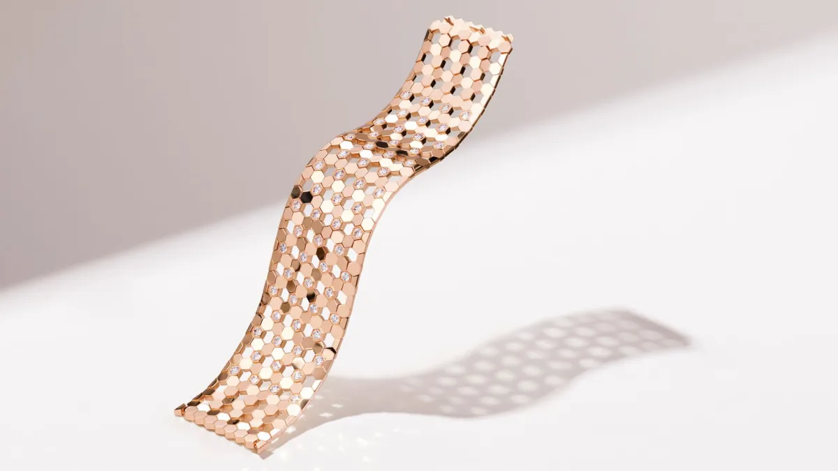 سوار "بي ماي لوف“bee my love  المفتوح من الذهب الوردي، مرصّع بأحجار من الألماس بقطع لمّاع.